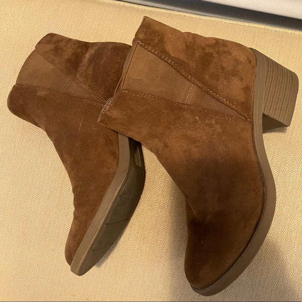 Cute ankle suede brown boots!
